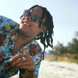 Meet your Posher, Dee